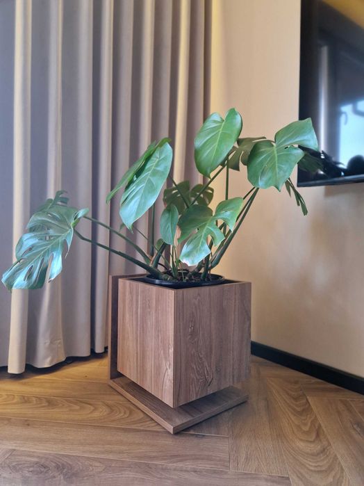 Klimatyczna lampa wolnostojąca, doniczka.