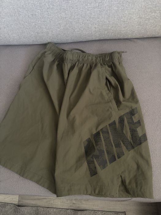 Krotkie spodenki Nike khaki, przewiewne roz.M