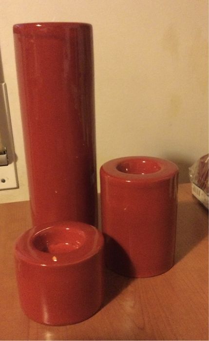 Castiçais vermelhos