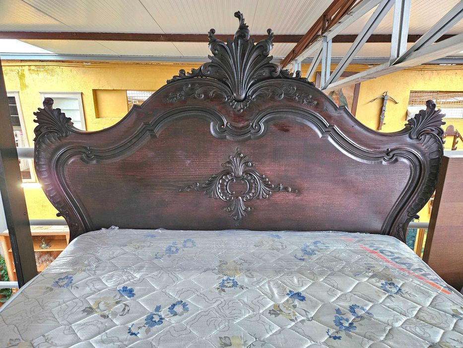 Cama antiga com estrado e colchão - Muito bom estado
