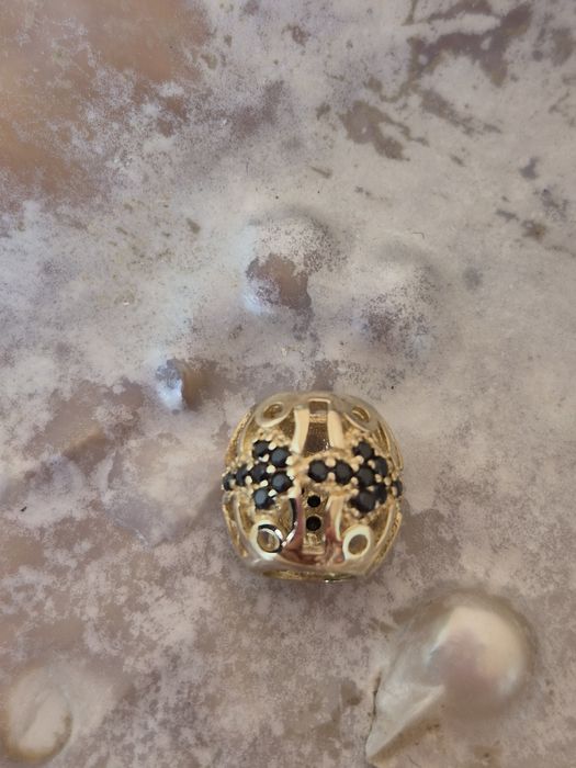 Złoty charms typu Pandora kulka ażurowa czarne cyrkonie p. 585