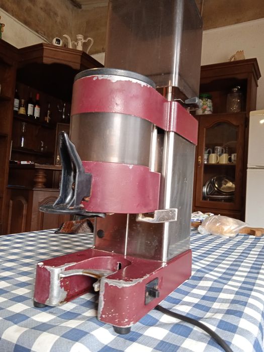 Moinho de café a trabalhar bem , em ótimo estado  marca  RANCiLIO