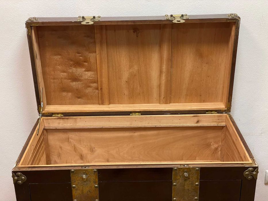 Comoda, antiguidade em madeira com ferragens em latão rendilhado,