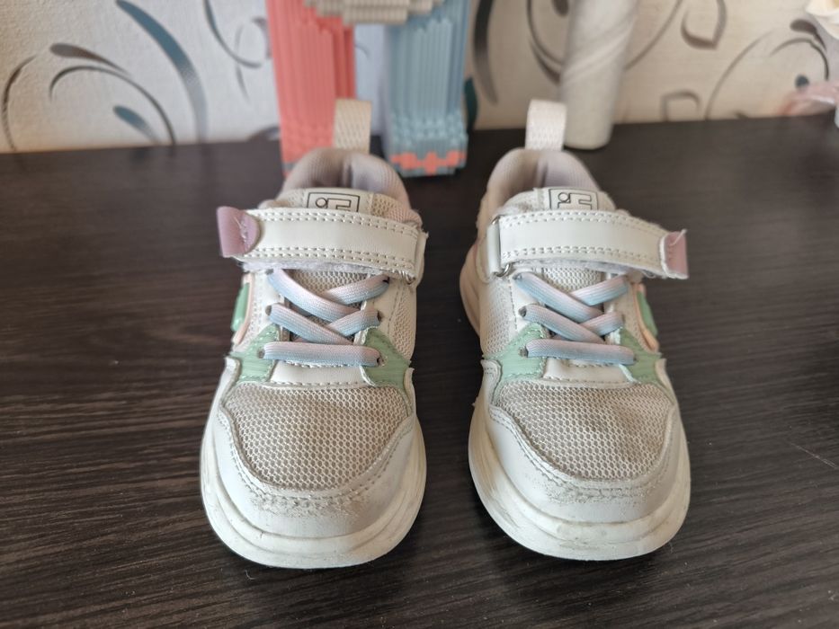 Отдам бесплатно детские кросовки 26 размера