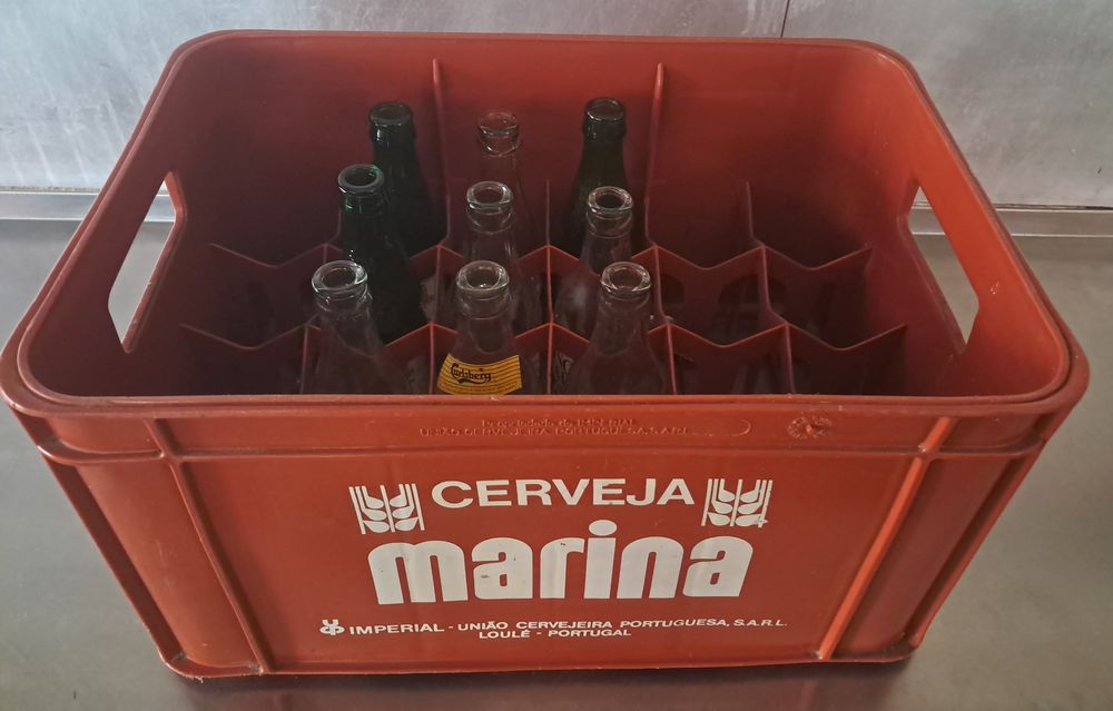 Garrafas vazias e grade, antigas de coleção