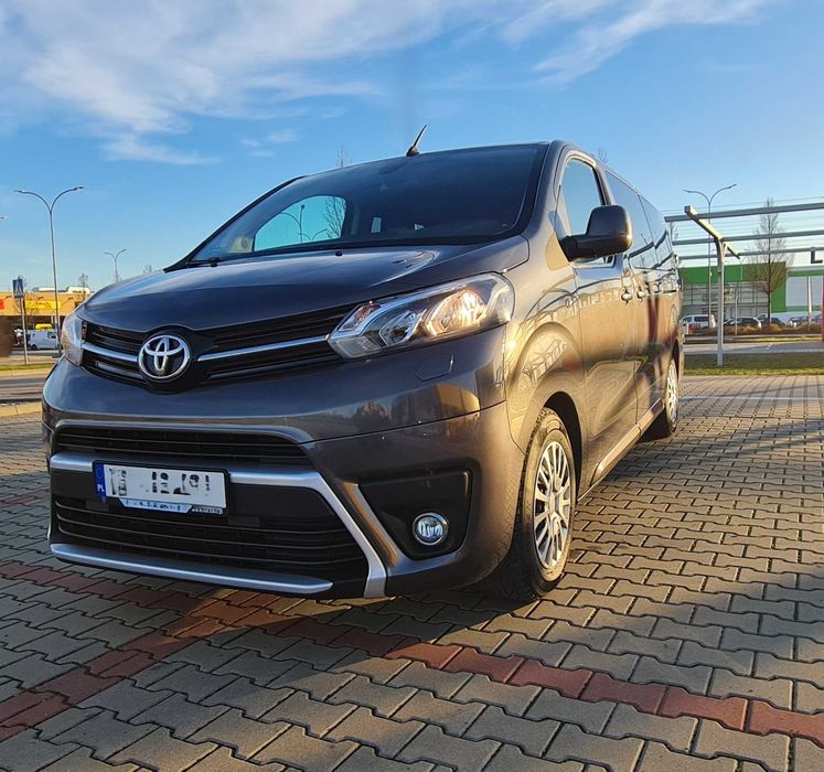 Wynajem busów TOYOTA Proace Verso AUTOMAT - komfortowa podróż w cenie
