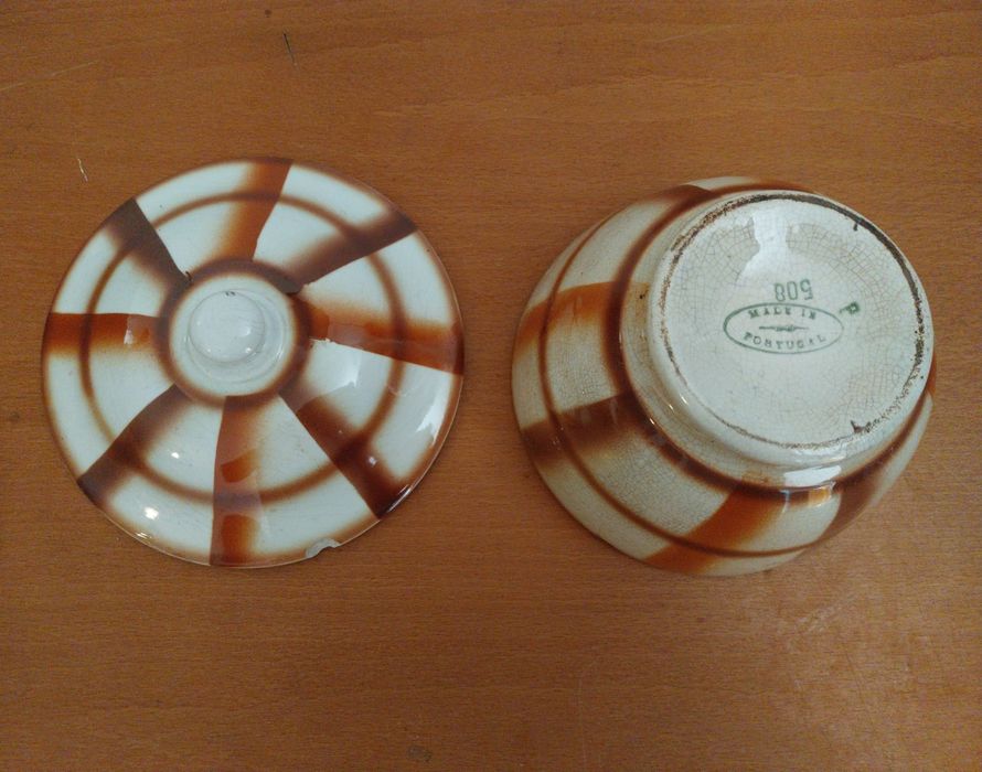 Malga  antiga com tampa.