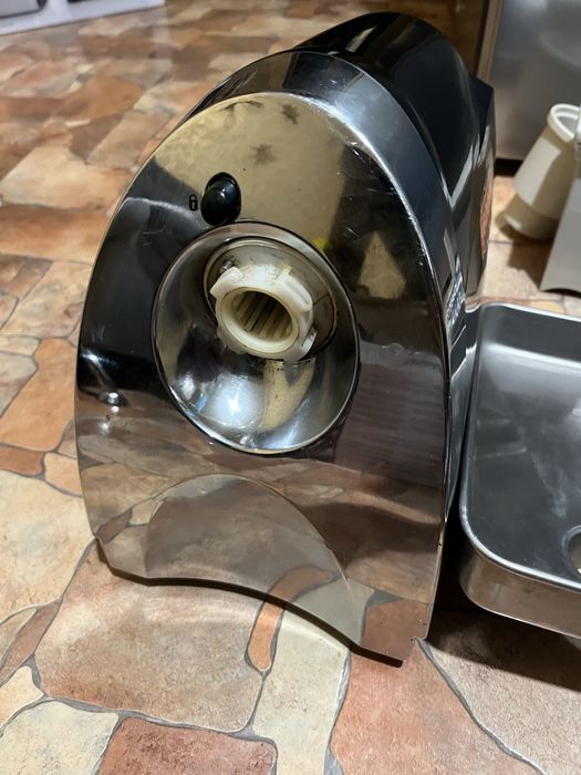 Продам мясорубку Vitek Forte