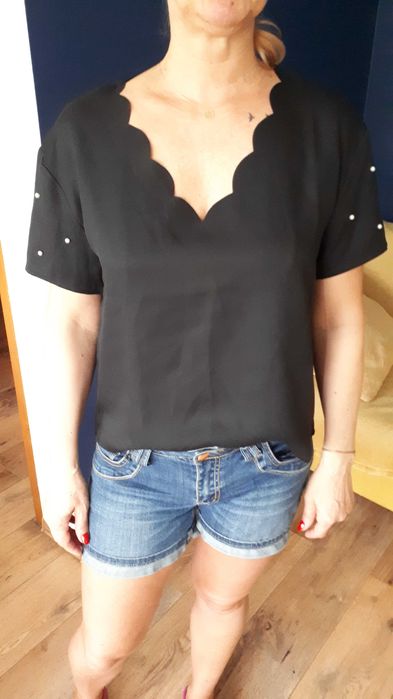 czarna bluzka na krótki rękaw ozdobiony perełkami