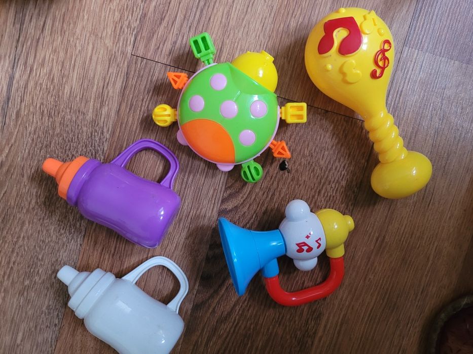 Piszczałka, grzechotka, trąbka, butelka dla lalek