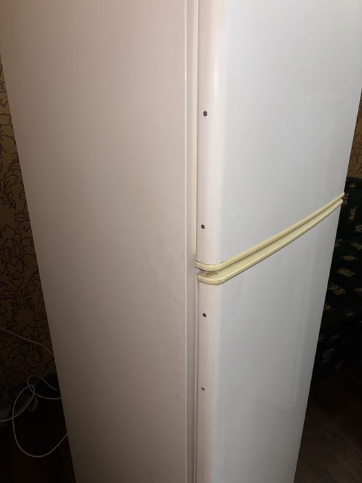 Холодильник 2-х камерный .
