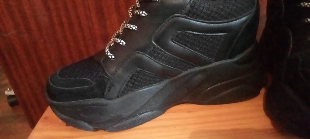Продам кросівки в гарному стані