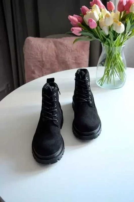 Czarne nowe trapery workery ocieplane wiązane 38