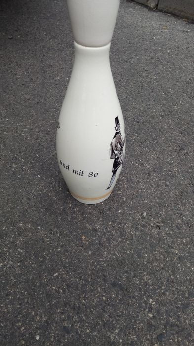 Karafka porcelanowa w kształcie kręgla