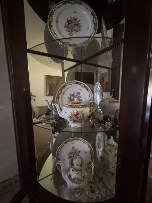 Móvel de Sala em madeira com vitrines, e Torre Lateral