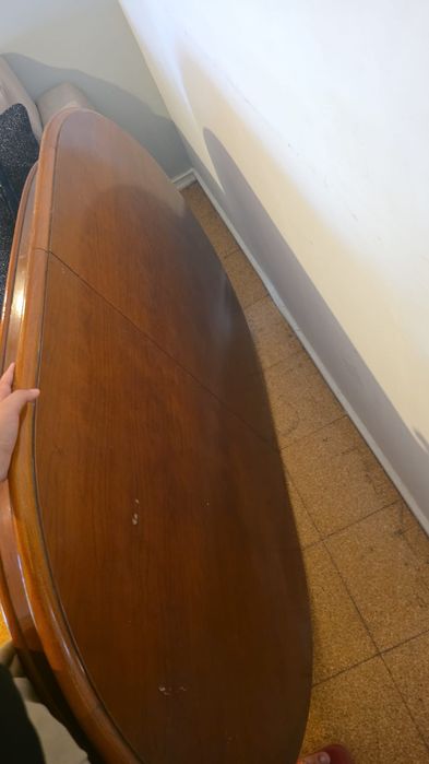 Mesa completa, de madeira.