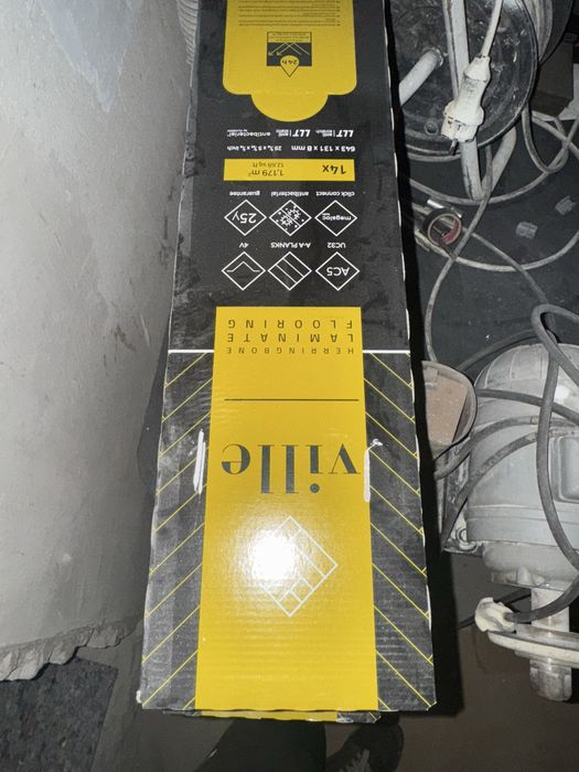 Ламінат золотий  дуб ялинкою