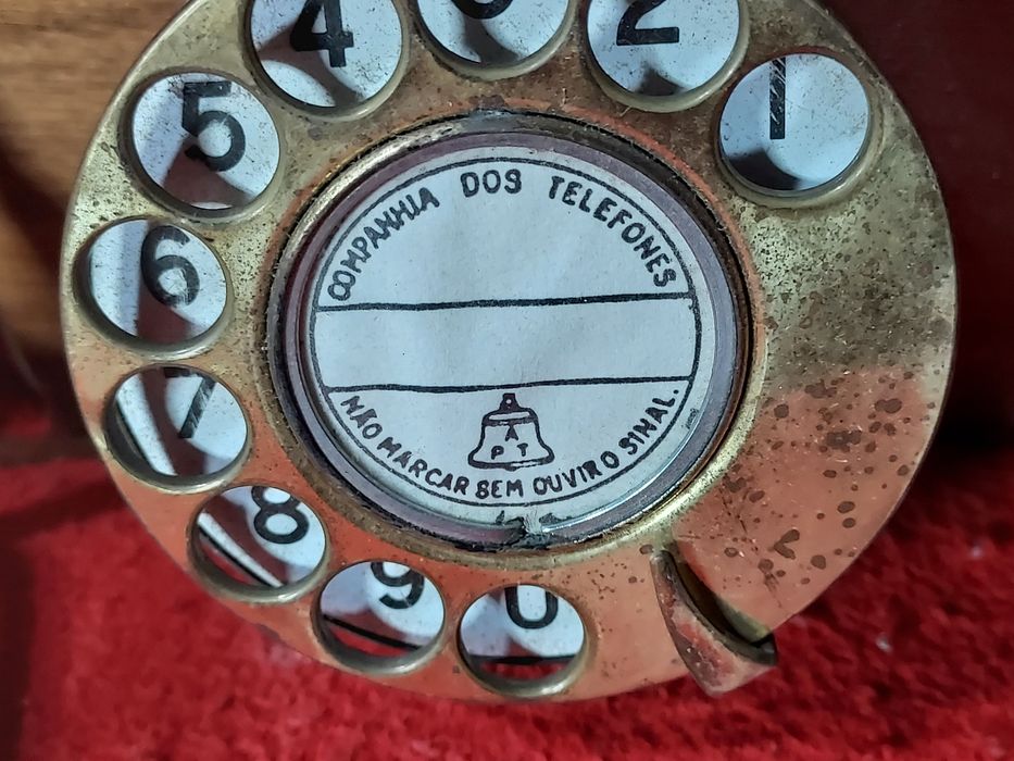 Telefone antigo de parede