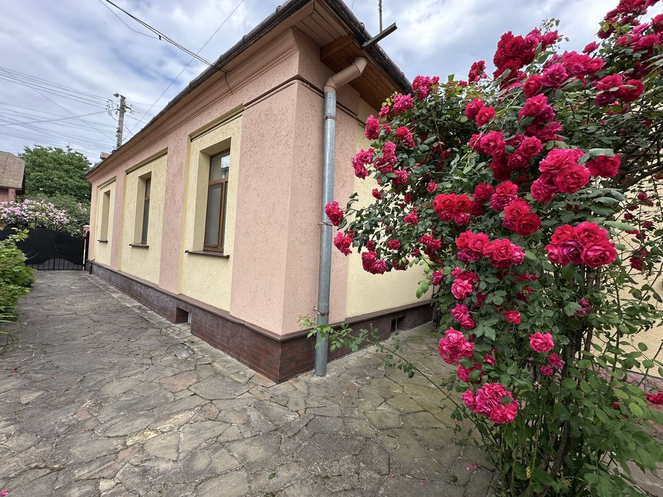 В центрі біля парку півособняк з 2 кухнями та гарному стані 5 кімнат