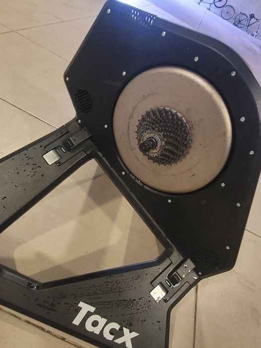 Rolo de Treino Tacx NEO Smart Trainer, Direto (sem apoio dianteiro)