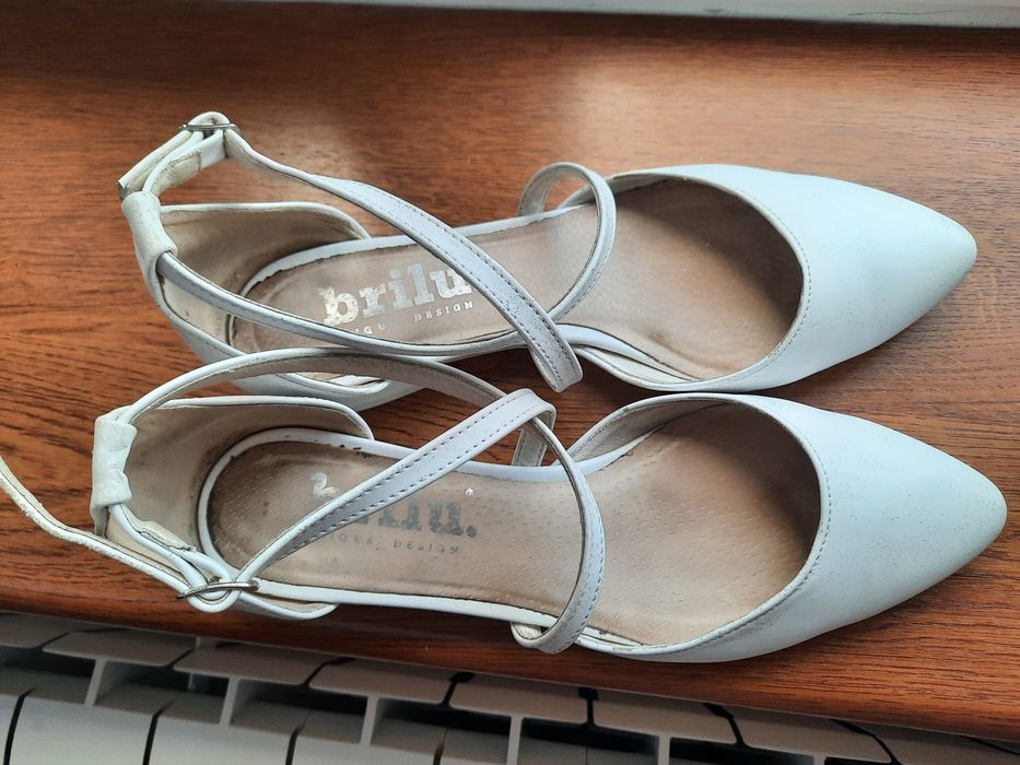 Białe buty ślubne płaskie