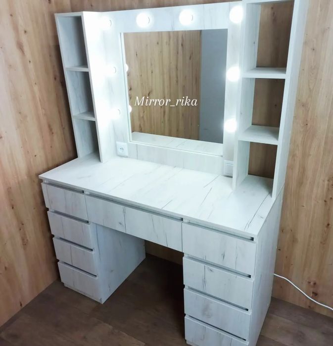 Багатофункціональний столик з дзеркалом та підсвіткою,.