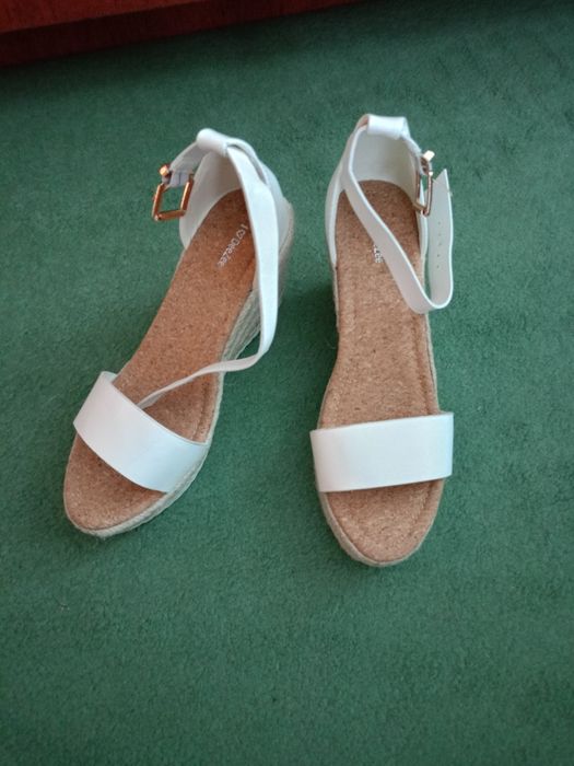 Sandały na koturnie nowe