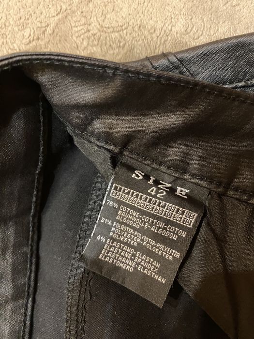 Штаны з ефектом натуральної шкіри.