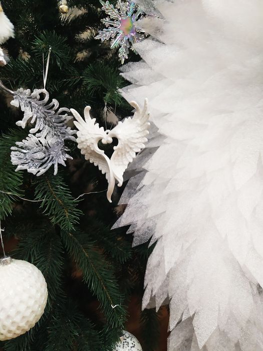 Крила ангела та німб