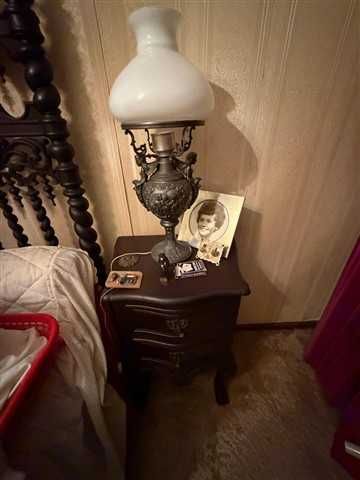 mobília de quarto de casal com duas mesas de cabeceira e dois cadeeiros