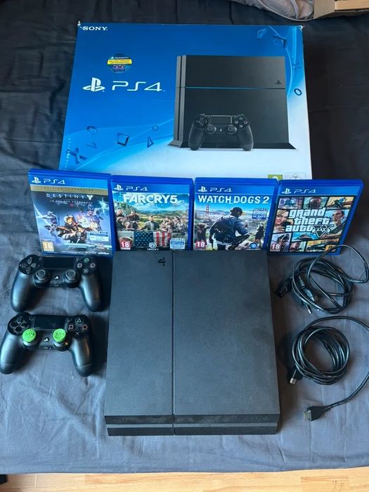 Sony PlayStation 4 com 4 jogos e 2 comandos