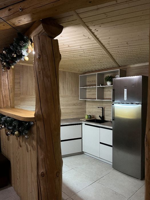 Будиночок з чаном-джакузі та басейном з підігрівом.