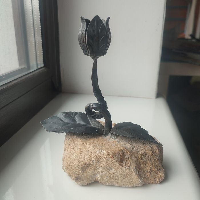 Підсвічник із металу та каменю