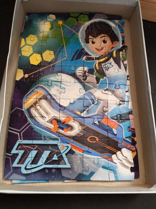 Puzzle Clementoni Disney Junior Miles 100 Peças.
Puzzle de 100 peças d