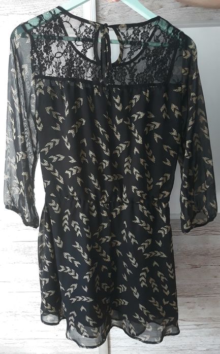 Zwiewna krótka sukienka z koronkową wstawką