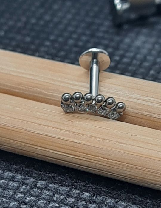 Титанові лабрети в асортименті