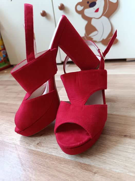 Czerwone buty na obcasie