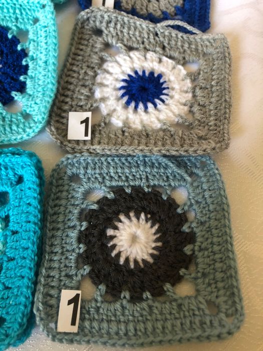 kwadrat Babuni na szydełku, pled ,sweter, wielkość 9-11cm, NOWE,