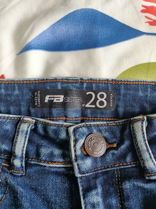 Dżinsy skinny z wysokim stanem przylegające do kostek