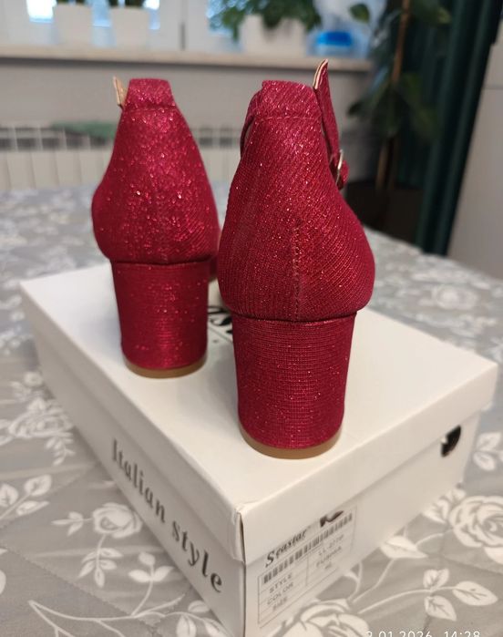 Brokatowe czółenka na slupku