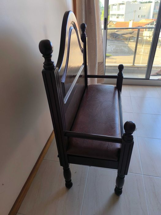 Banco clássico em madeira