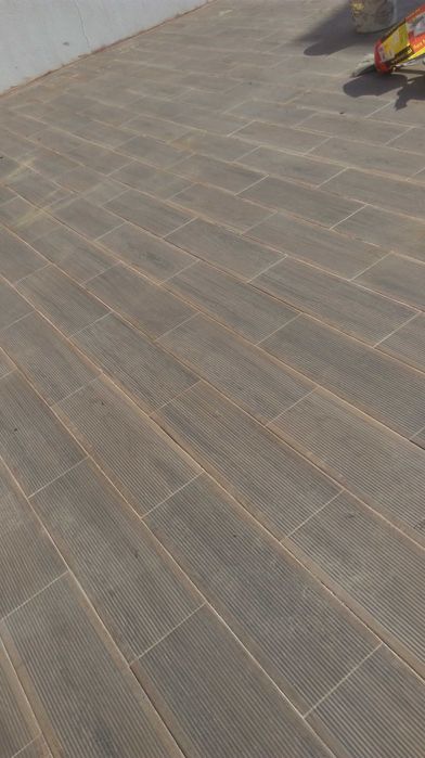 trolha e Pintor assentamento de azulejo tijoleira  e pintura