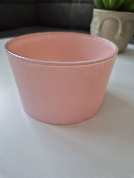 Różowa szklana osłonka doniczka na kwiaty używana