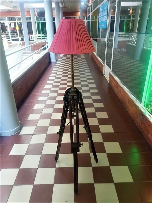 Candeeiro Pé Tripé