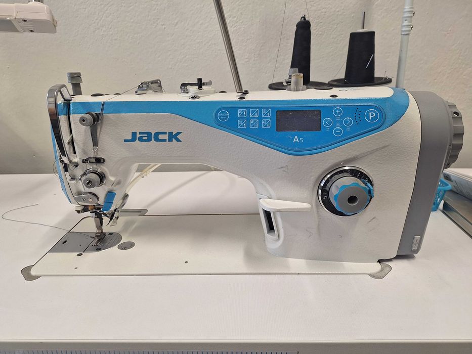 Sprzedam maszynę do szycia typu Stebnówka -Jack-A5N razem ze stołem.