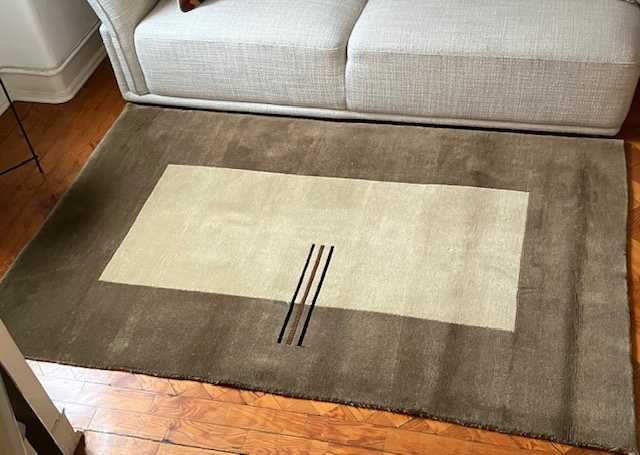 Selling a rectangular wool rug.423209695435837441