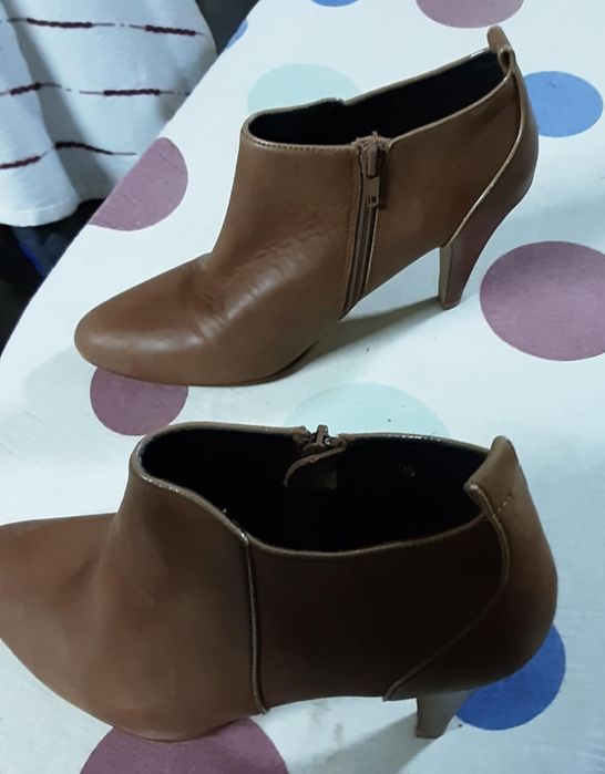 Botas castanhas com tacão mellow yellow