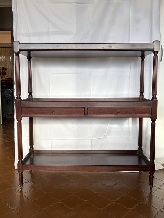 Móvel com prateleiras e rodinhas