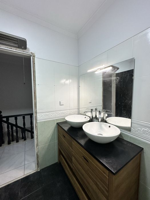 Conjunto móvel com dois lavatórios suspensos e duas torneiras