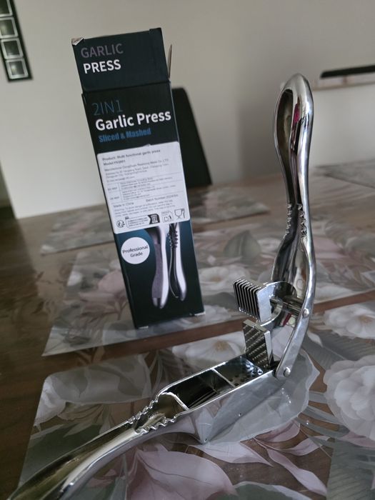 Praska do czosnku 2 w 1